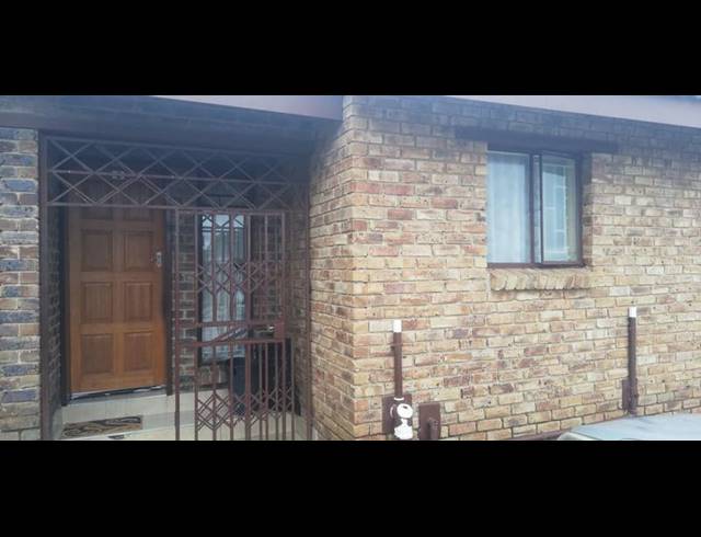 2 BEDROOM TOWNHOUSE FOR SALE IN OLIEVENHOUTBOSCH